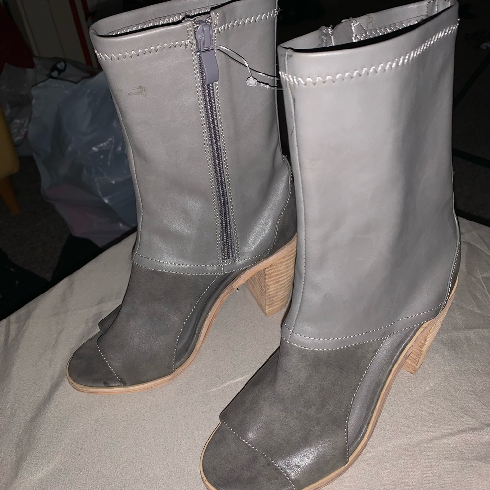 I’m selling these cute ankle high heels ,